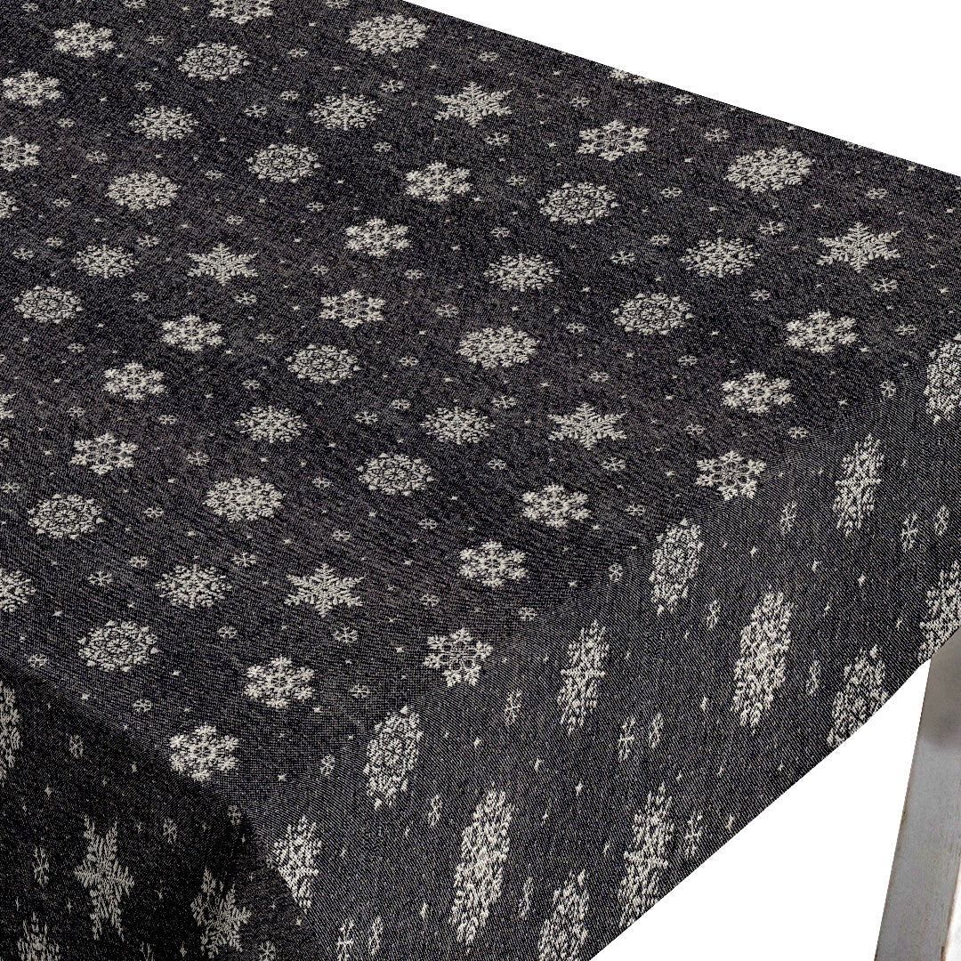 Brina Black Silver – Schwarze abwaschbare Weihnachtstischdecke mit silbernen Eiskristallen