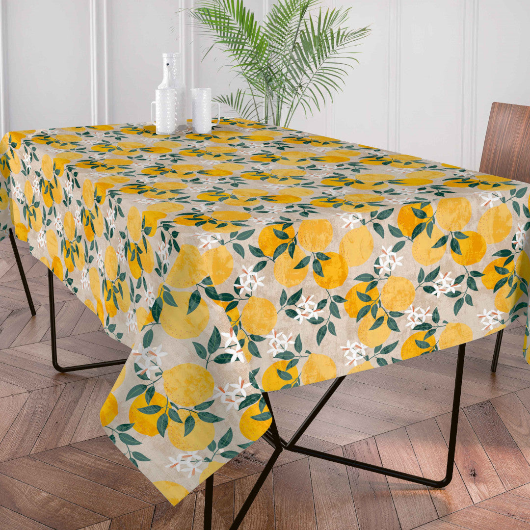 Citronlunden Lino abwaschbare Tischdecke mit Zitronen und naturfarbener Leinenoptik auf einem Tisch