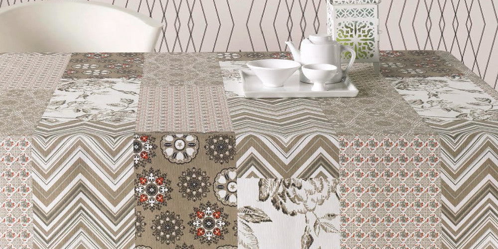 Courbet Beige, abwaschbare Tischdecke mit Patchwork-Karo, 160 cm breit