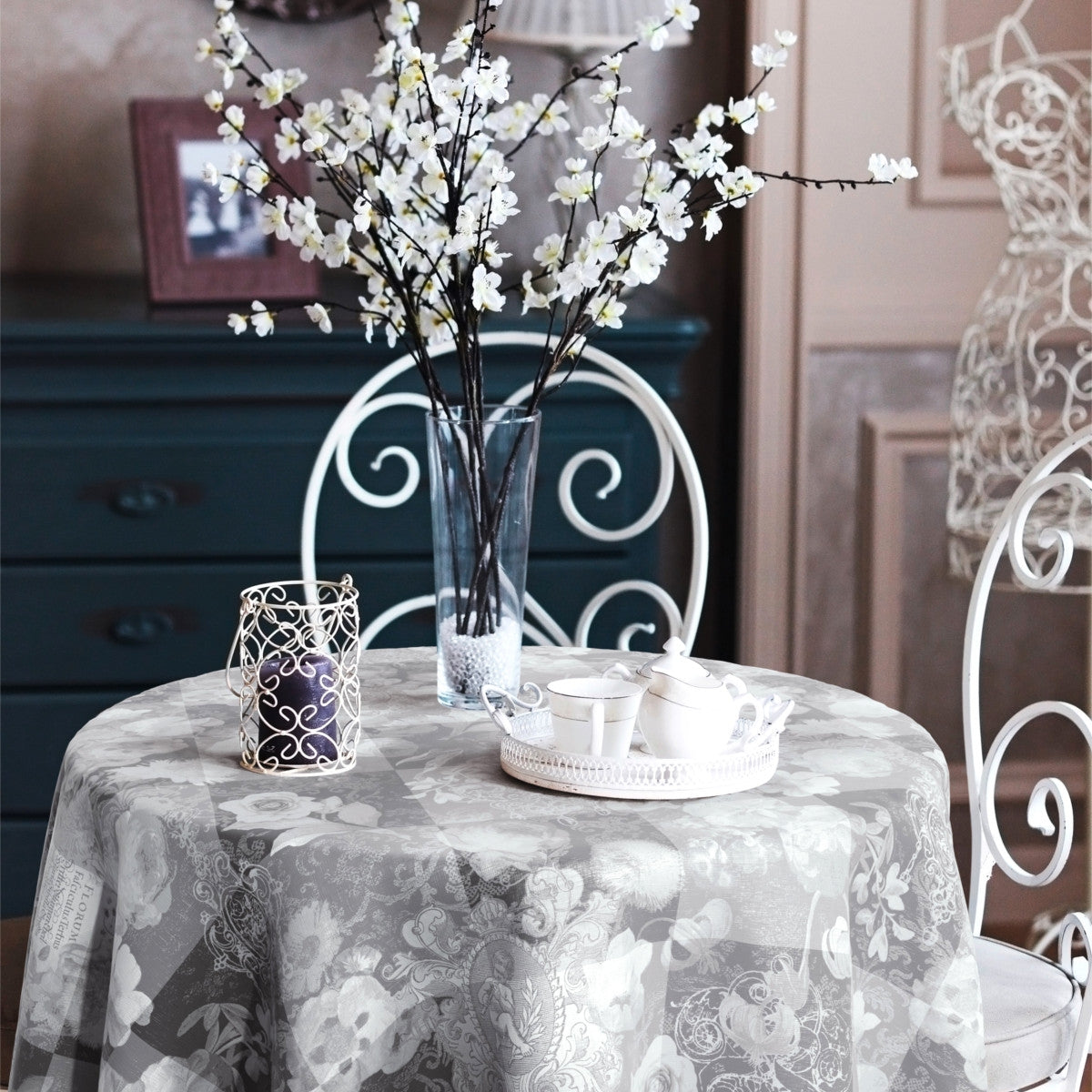 Dalington Grau. Wachstuch Tischdecke mit Rosen in elegantem, leicht geprägtem Muster