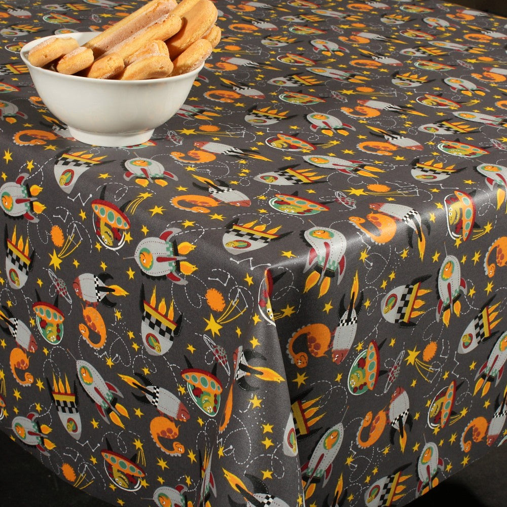 Dinofuzzy grau – Abwaschbare Tischdecke mit Raumschiffen 155 cm breit