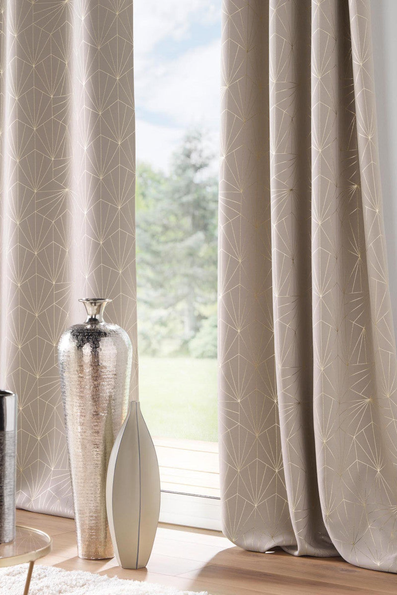 Eclat Taupe – Verdunkelungsvorhang 140 x 260 cm, Ambienteaufnahme