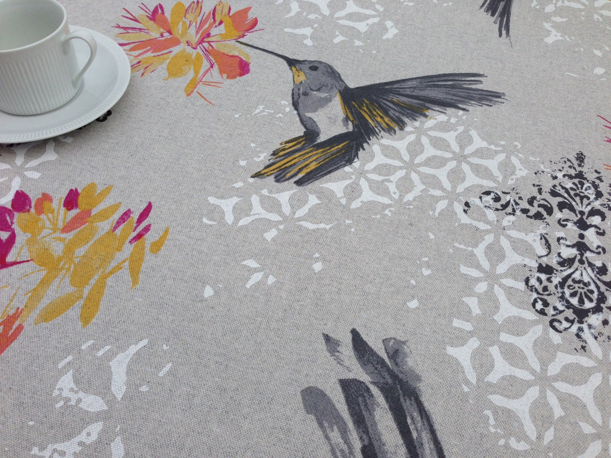 Elvire Grau – Abwaschbare Tischdecke mit schönen Kolibris in Leinenoptik – 150 cm breit