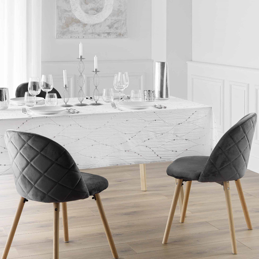 Firmament Metallic weiße Mikrofaser-Tischdecke mit Silbersternen als Ambienteaufnahme