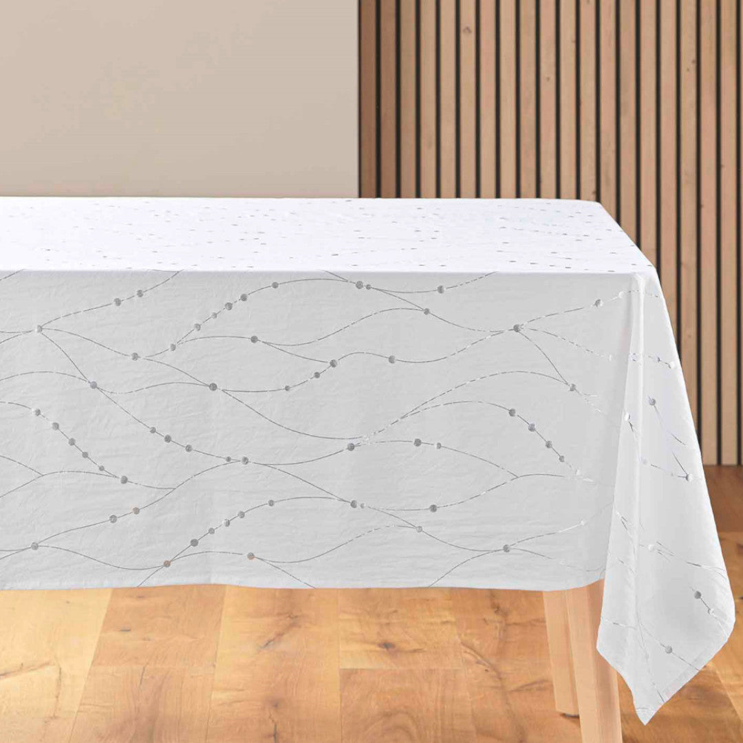 Firmament Metallic weiße Tischdecke auf einem Tisch mit festlichem Silberprint für die Weihnachts- und Silvestertafel