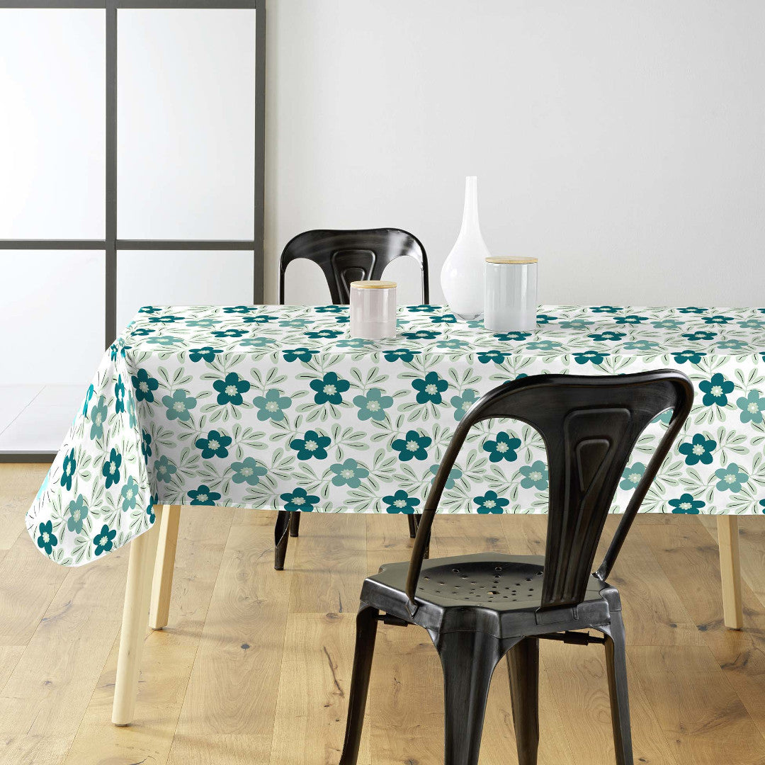 Flory Blue - Elegante Wachstuch Tischdecke mit frischen blauen Blumen, Ambienteaufnahme