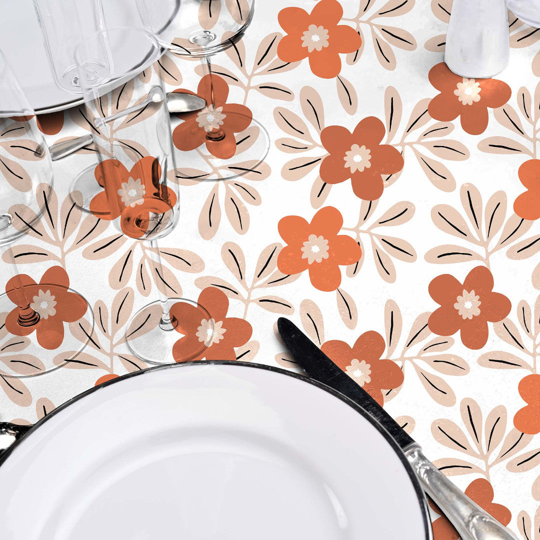 Flory Orange – Schöne Wachstuch Tischdecke mit Blumen in warmen Nuancen, Ambienteaufnahme