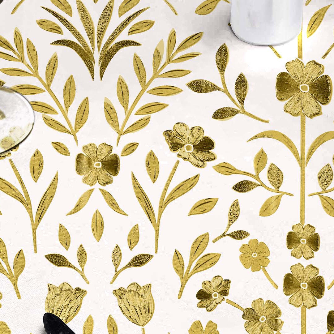 Nahaufnahme der Guldflor Wachstuch Tischdecke mit geprägten Goldblumen