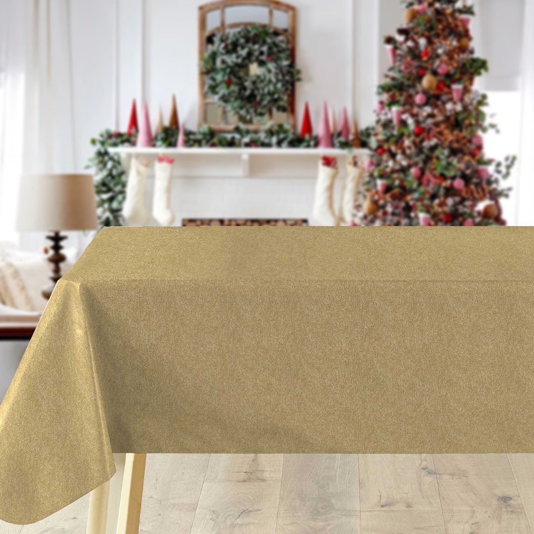 Guldskær – Einfarbige goldene Wachstuch Tischdecke für Weihnachten in Metallook als Ambienteaufnahme
