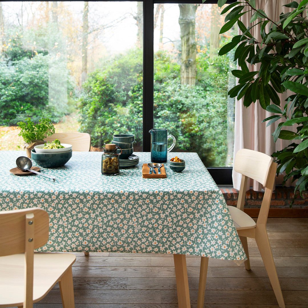 Happy Days Mintwood - 160 cm breite graue Wachstuch Tischdecke mit Blumen, Ambienteaufnahme