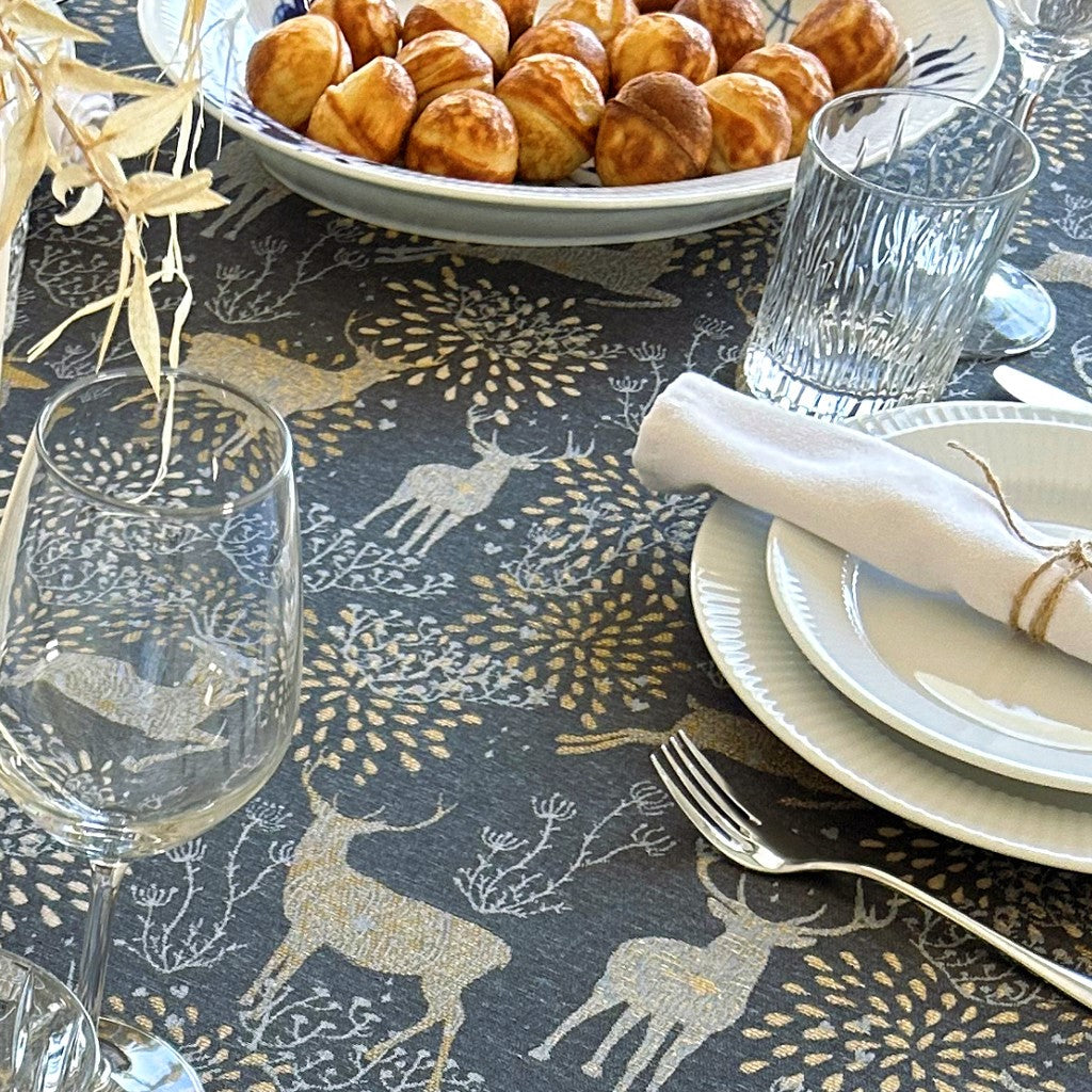 Abwaschbare Weihnachtstischdecke Golden Reindeers mit Rentieren in Grau/Gold
