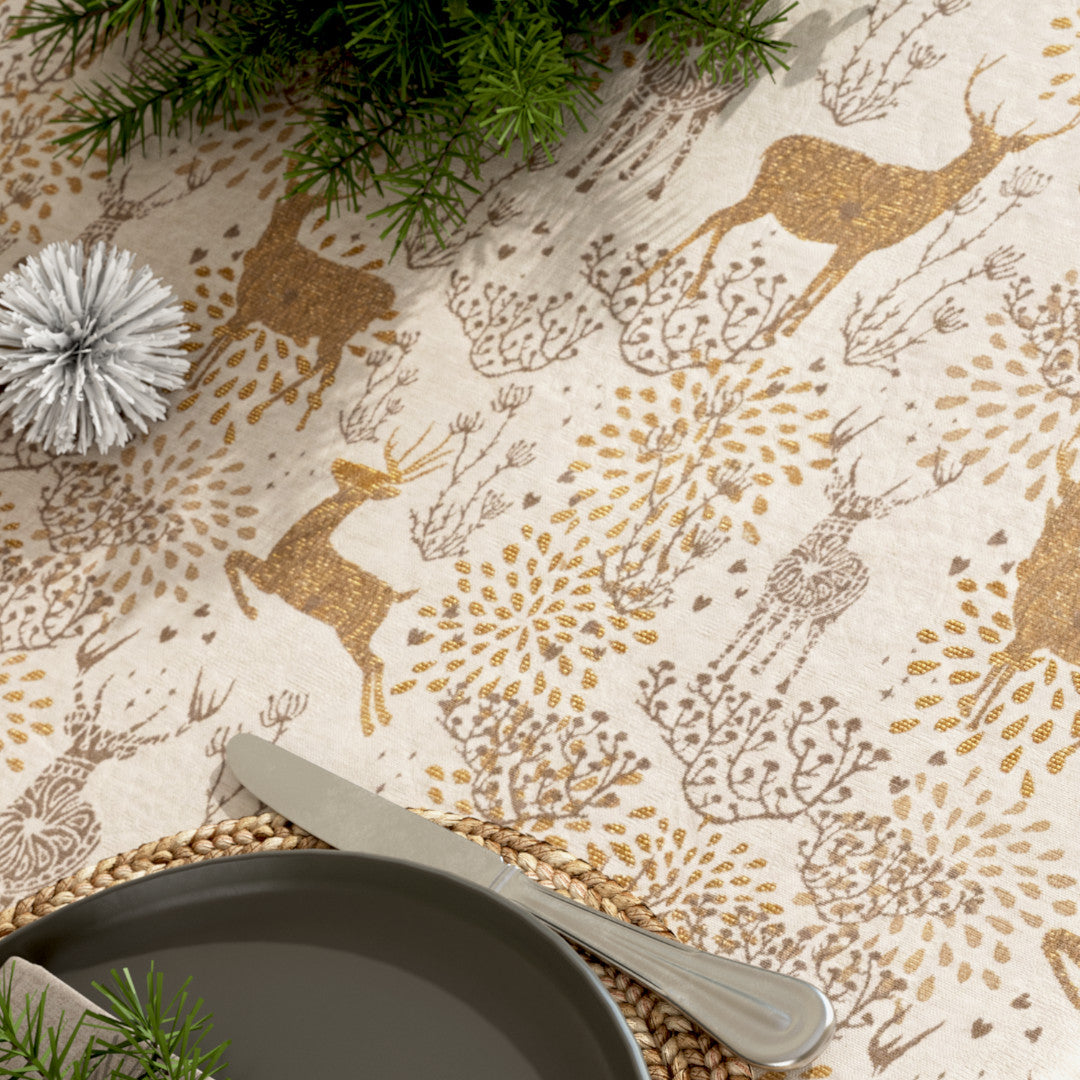 Detailaufnahme der Weihnachtstischdecke Golden Reindeers mit goldenen Rentieren auf hell naturfarbenem Grund