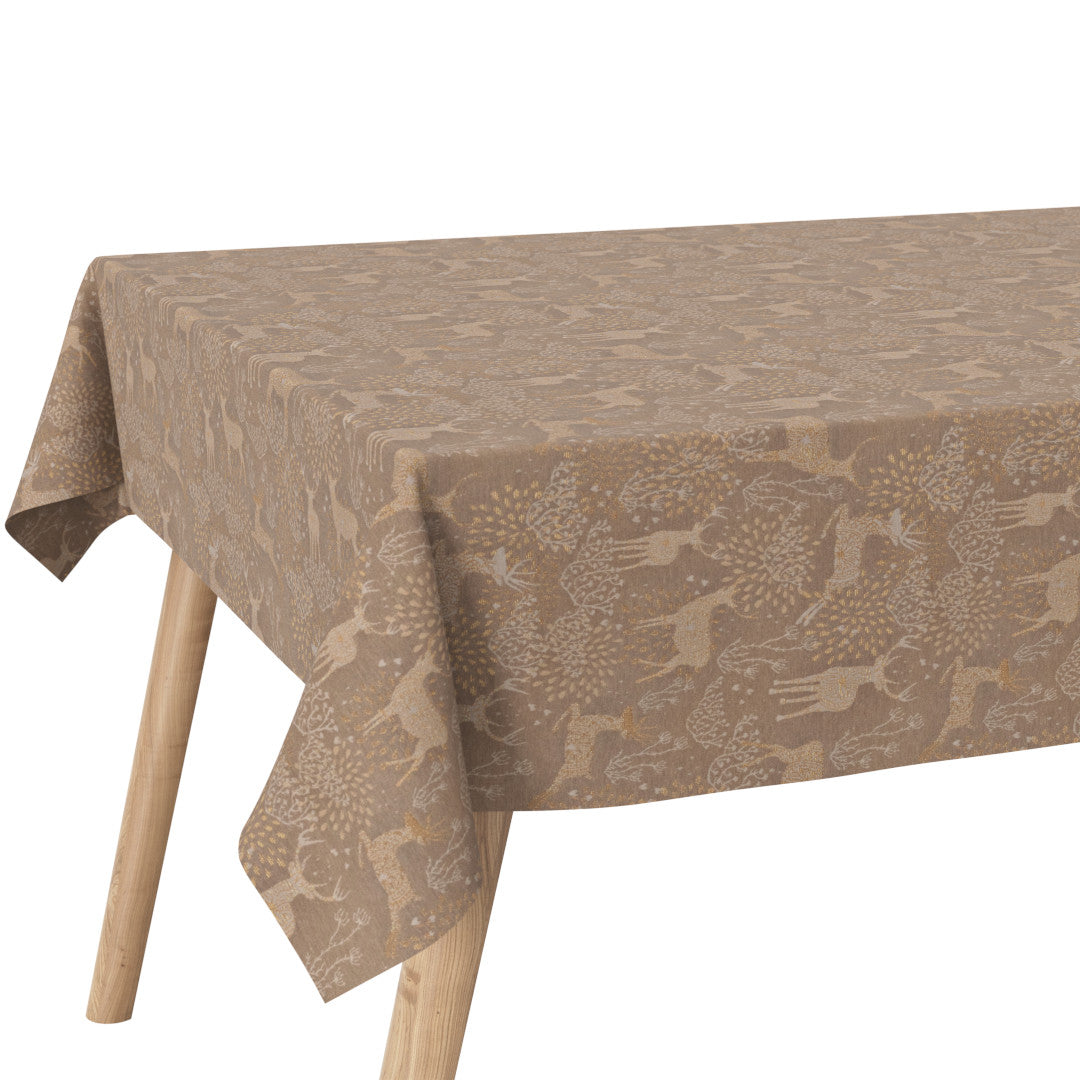 Eckaufnahme der Weihnachtstischdecke Golden Reindeers in Sand mit goldgemusterten Rentieren