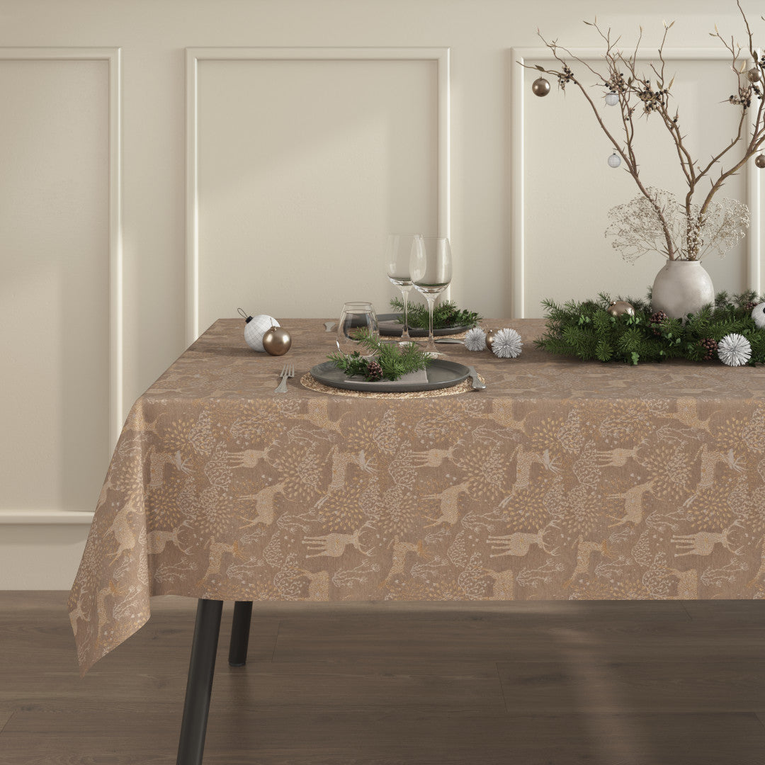 Sandfarbene Weihnachtstischdecke Golden Reindeers, von der Seite gesehen, mit eleganten goldenen Rentiermotiven