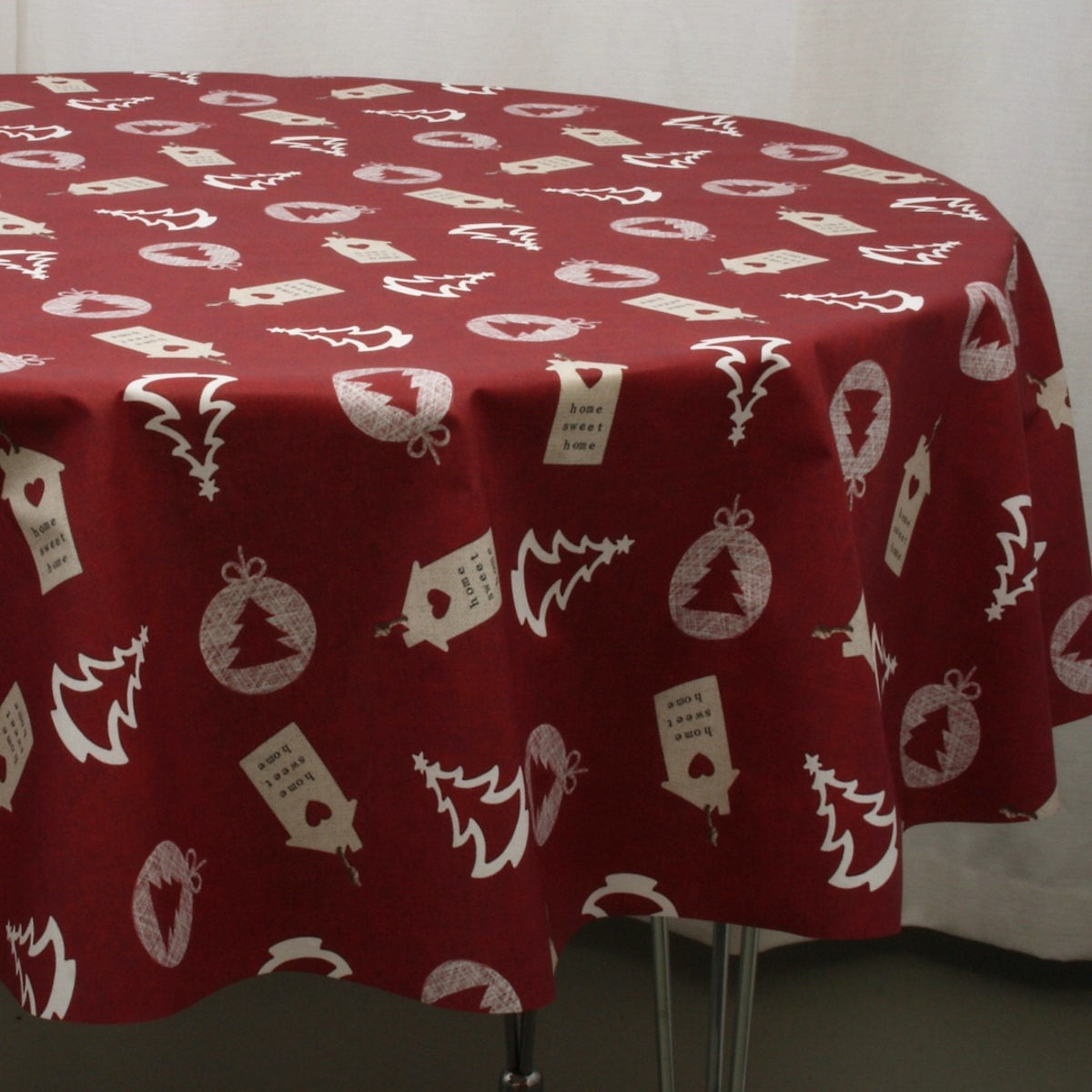 Weihnachtstischdecke, Home Sweet Home, Bordeauxrot – runde abwaschbare Tischdecke mit Weihnachtsmotiven
