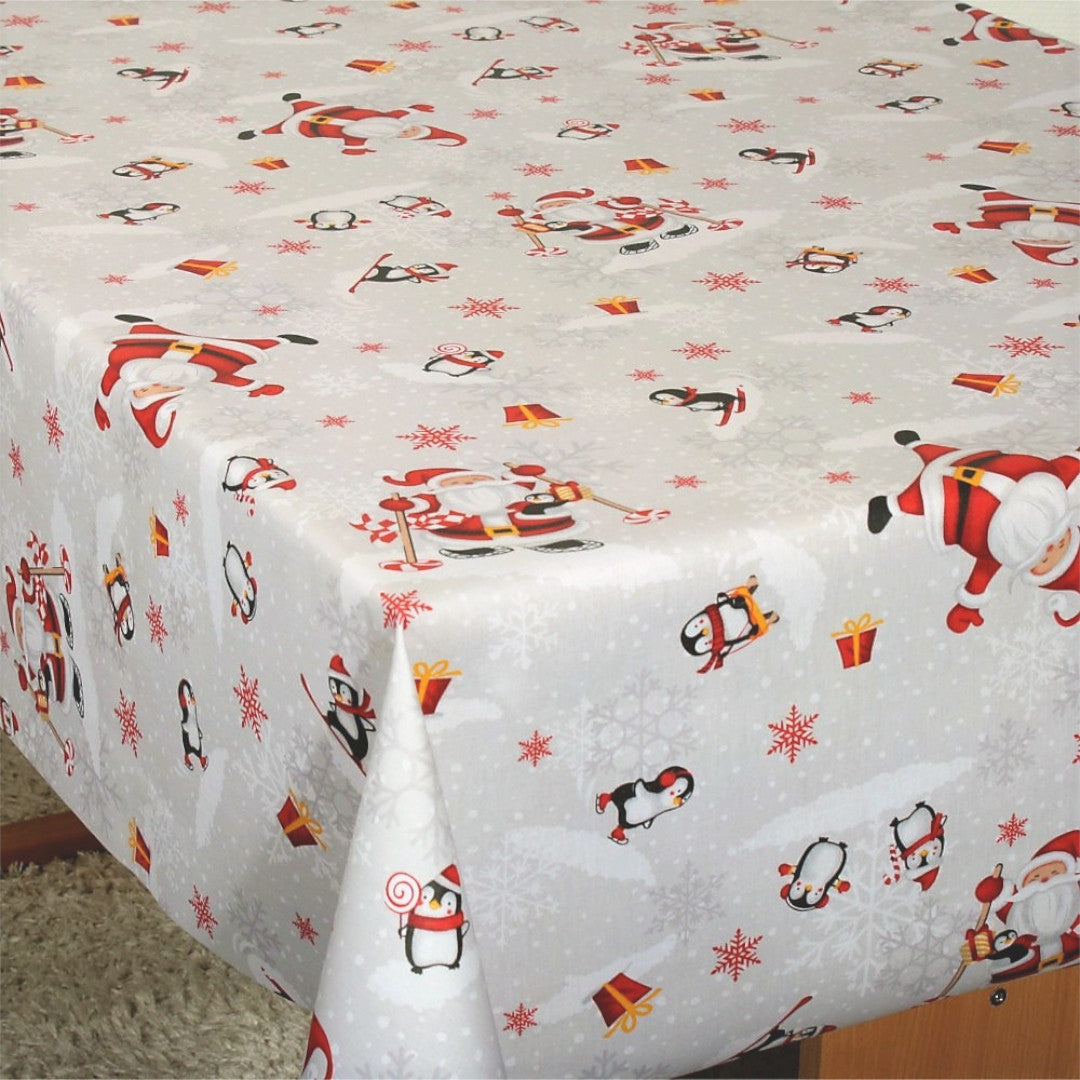 Weihnachtstischdecke Weihnachtsfest am Südpol auf dem Tisch mit lustigen Weihnachtsmännern und Pinguinen