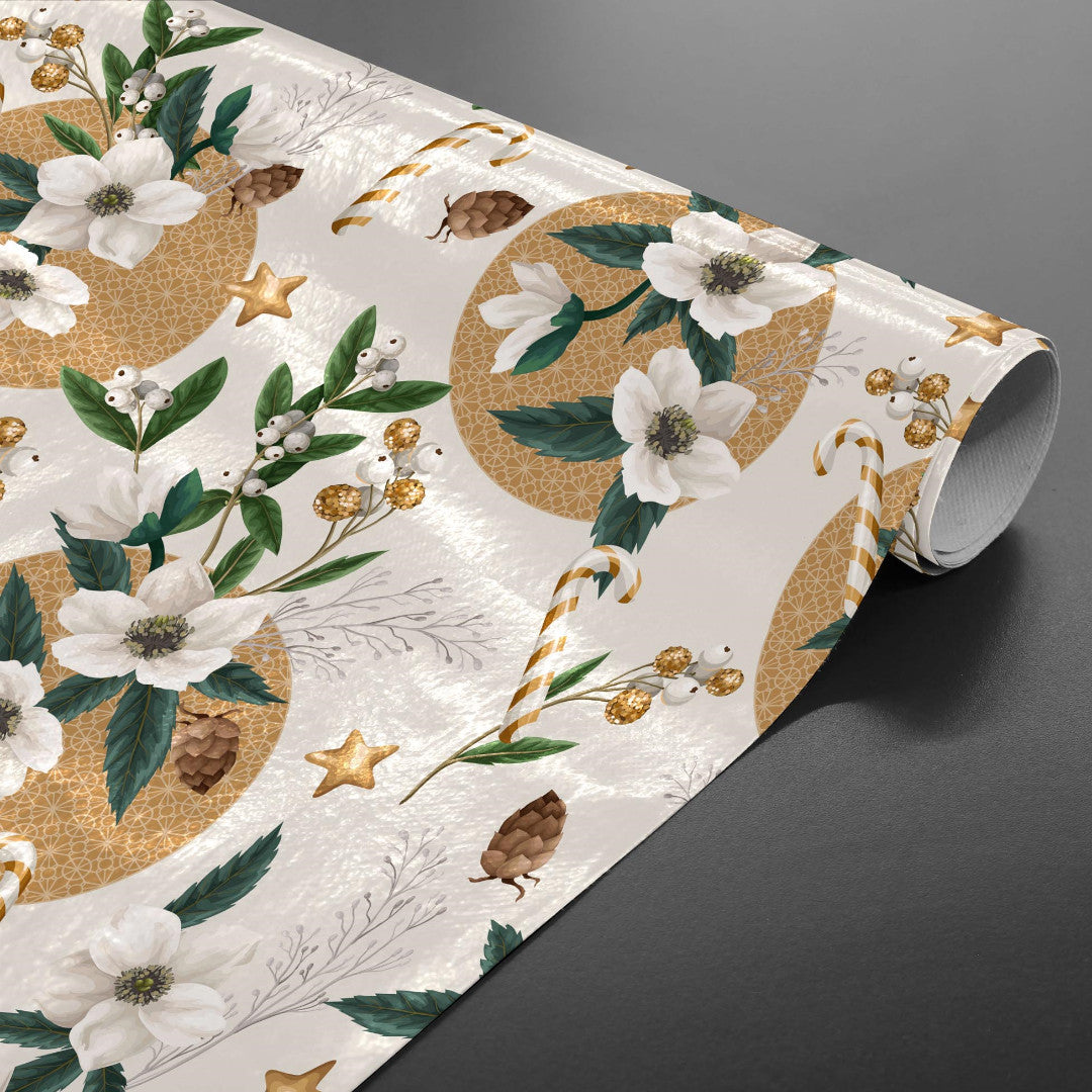 Aufgerollte naturweiße Wachstuch Tischdecke für Weihnachten mit Christrosen, Schneebeeren und Zapfen
