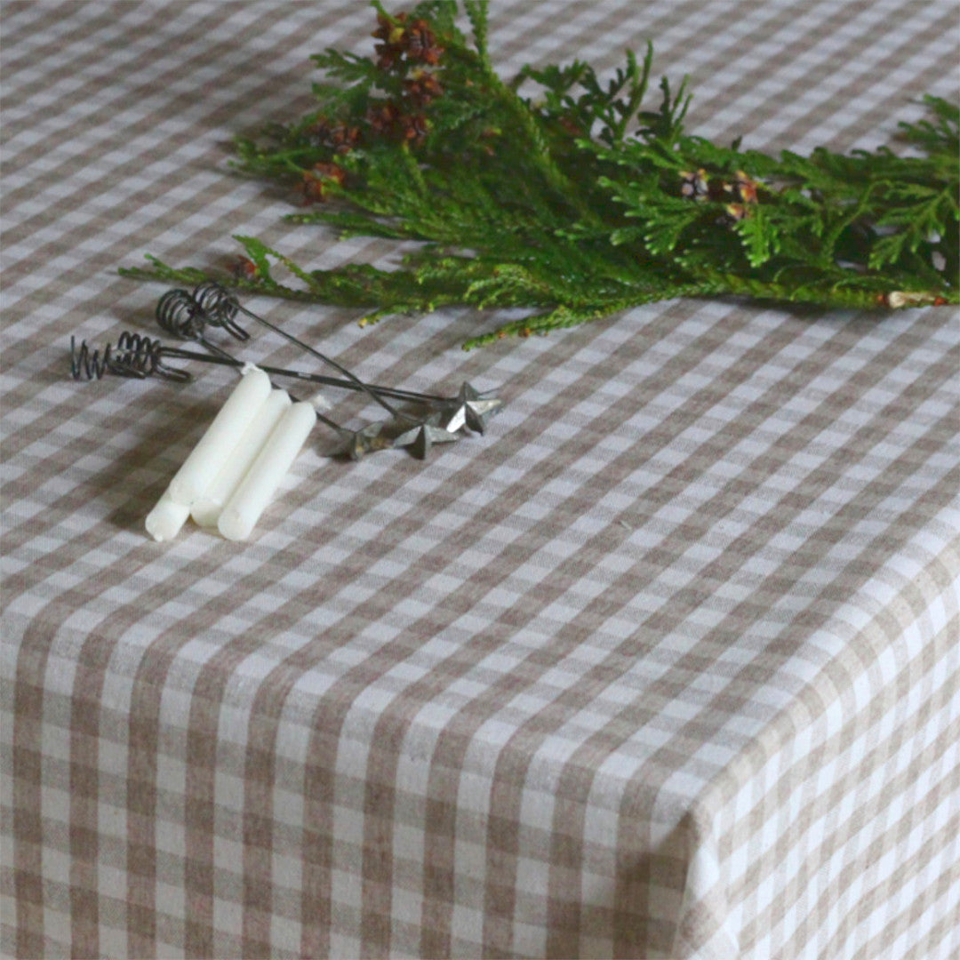 Weihnachtskaros Hellbeige und Naturweiß – rustikale Weihnachtstischdecke in Leinenoptik mit Acrylbeschichtung