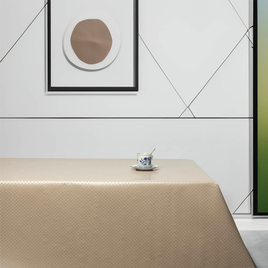 Klassisches Mini-Karo – Wachstuch Tischdecke in Beige, Ambiente