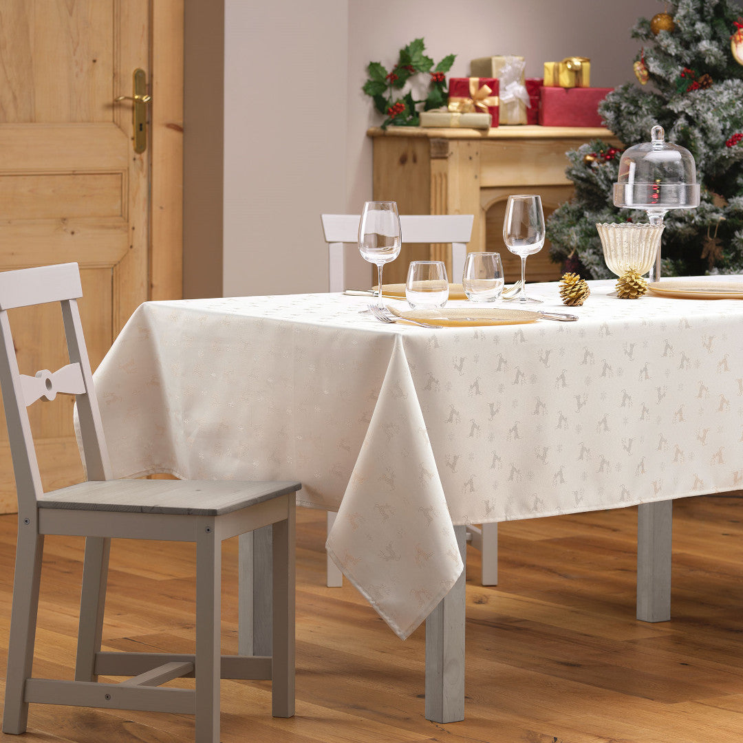 Les Rennes Metallic Natural 140 x 250 cm, rechteckige Weihnachtstischdecke, Ambienteaufnahme