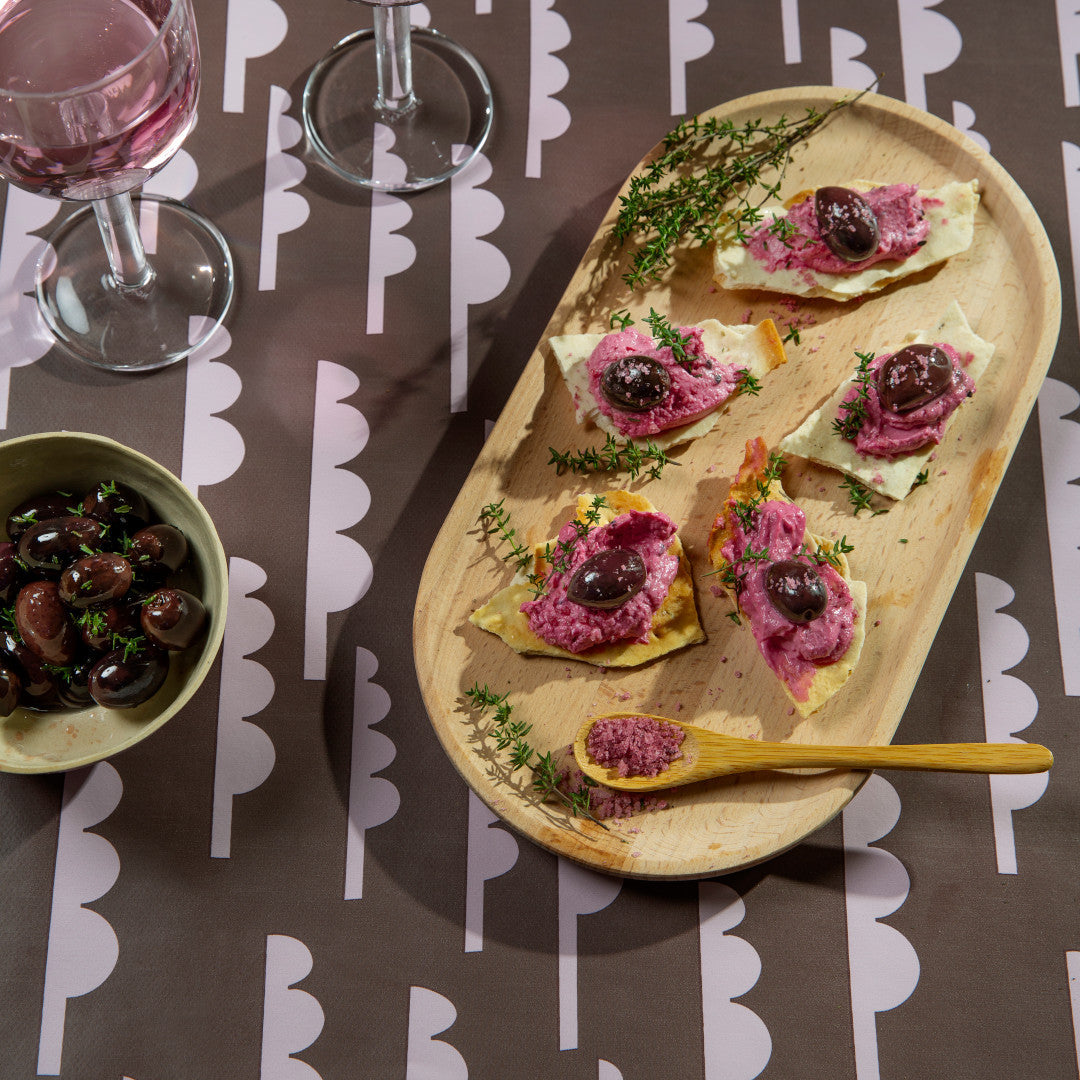 Forest Jump Eggplant - Lola Wachstuch Tischdecke mit abstrakten Bäumen, Nahaufnahme