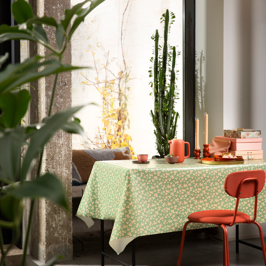 Niwa Green Tea – Lola Wachstuch Tischdecke mit zarten Blumen, Ambienteaufnahme