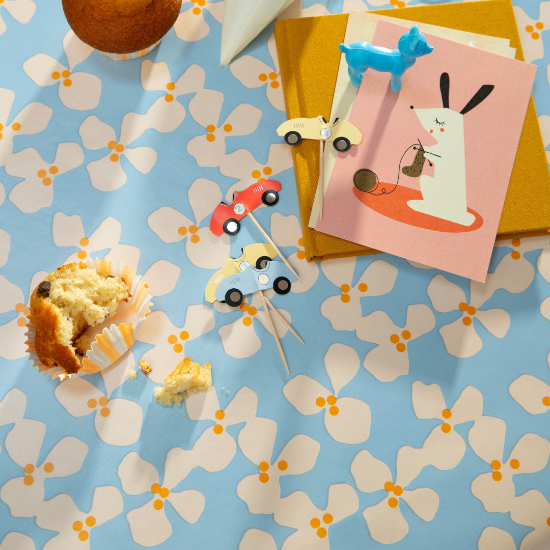 Poppy Baby Blue - Wachstuch Tischdecke mit frischem und verspieltem Design von Lola