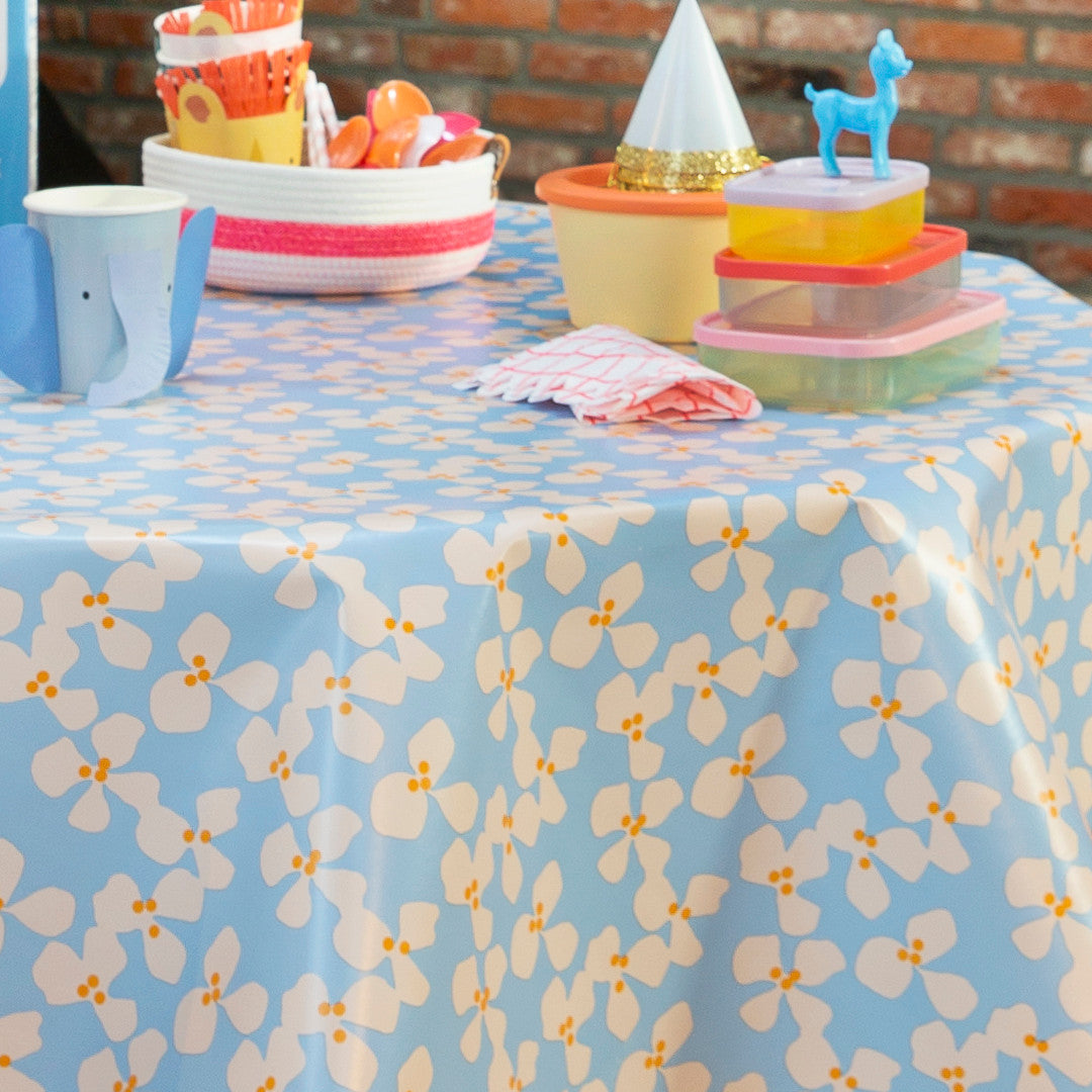 Poppy Baby Blue - Runde Wachstuch-Tischdecke mit frischem und verspieltem Design