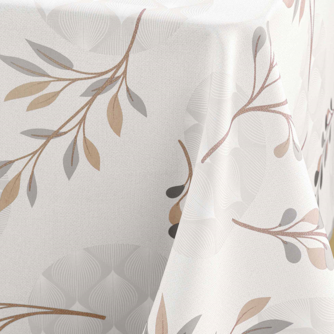 Nahaufnahme des Blattmusters und der Stoffstruktur der Manola Natural Tischdecke in Beige und Braun