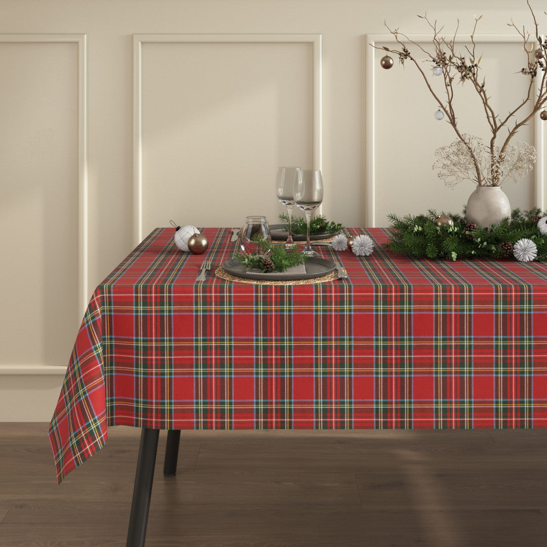 Abwaschbare Weihnachtstischdecke Tartan Rot – klassisch mit schottischen Wurzeln als Ambienteaufnahme