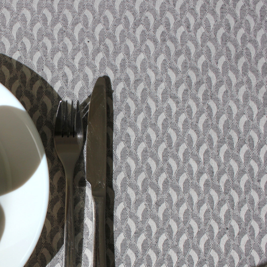 Munch Grey abwaschbare Tischdecke mit endlosen Karos und Wellen im Muster, 160 cm