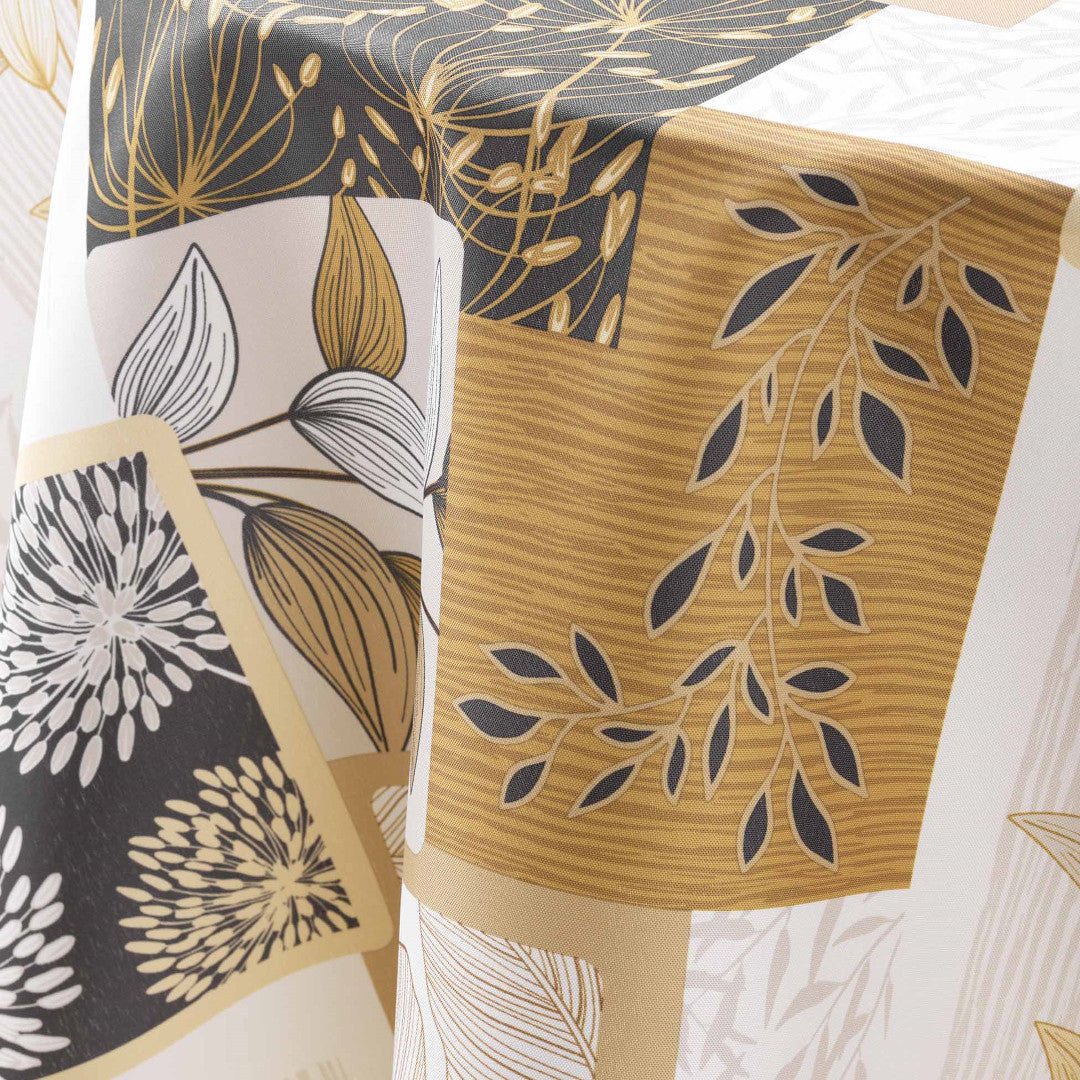 Nahaufnahme einer Tischdecke mit Blattmotiven in Beige