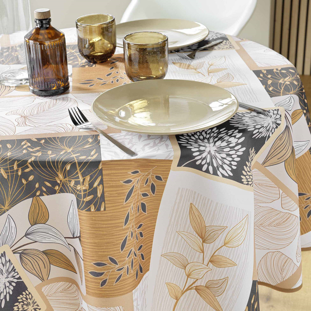 Tischdecke mit Tellern und Gläsern, bereit für das Abendessen