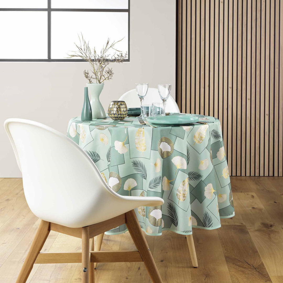 Elegante Tischdekoration mit runder Natane Sage Tischdecke mit goldenem Blattmuster
