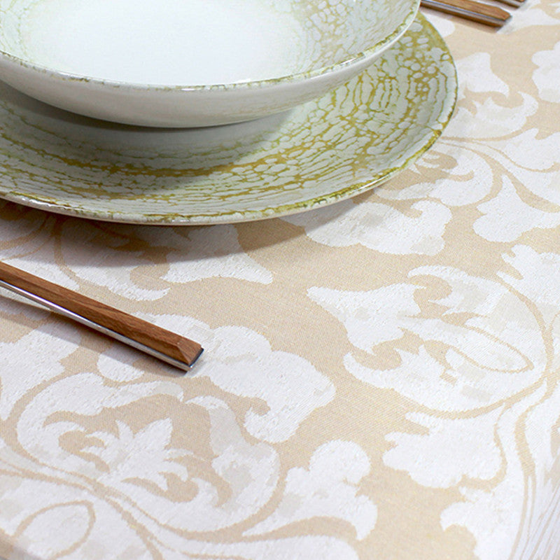 Raine Jacquard Vanilla – Abwaschbare Tischdecke mit elegantem Ornamentmuster