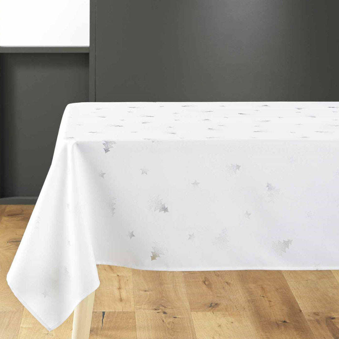 Safir 150 x 300 cm, weiße Weihnachtstischdecke mit Silberprint auf dem Tisch