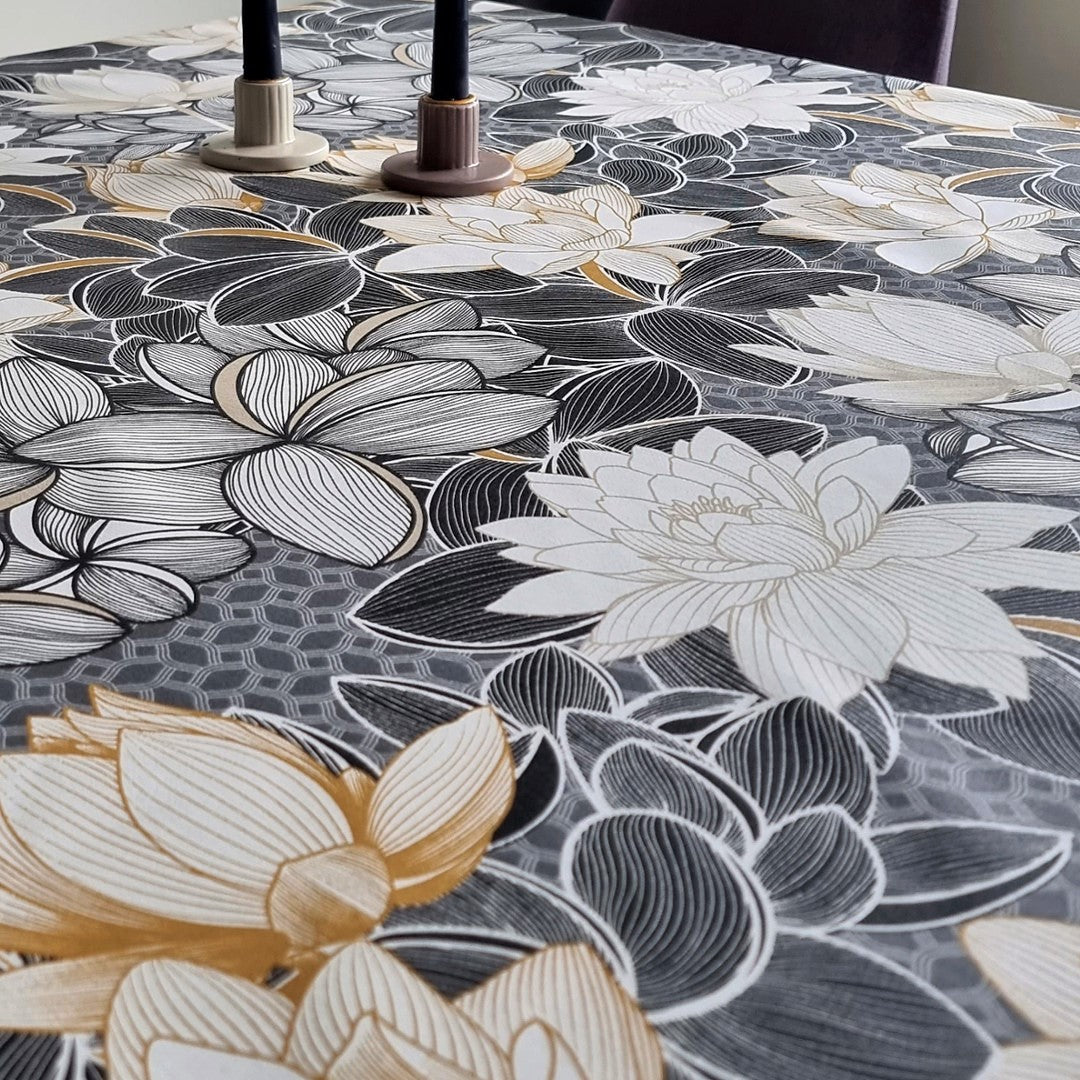 Lotus Schwarz – Abwaschbare Tischdecke mit schönen Blättern – 135 cm breit