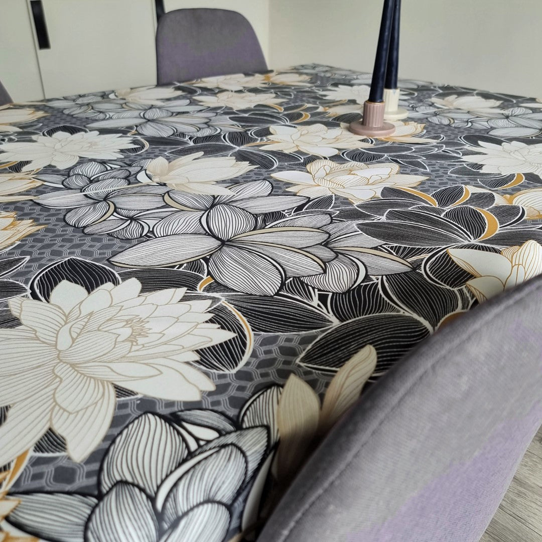 Lotus Schwarz – Abwaschbare Tischdecke mit schönen Blättern – 135 cm breit
