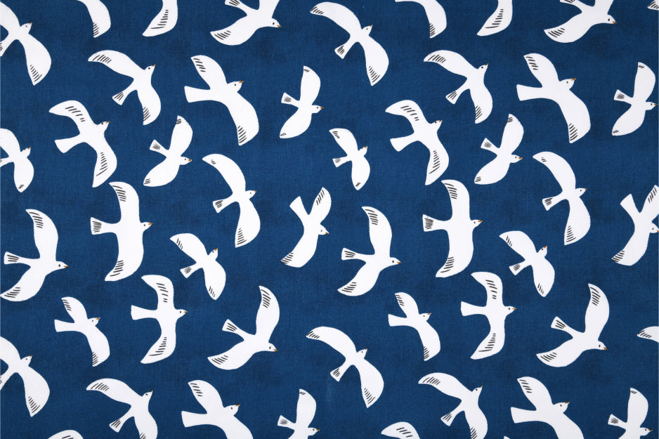Mouette - Abwaschbare Tischdecke mit Möwen auf blauem Hintergrund - 155 cm breit