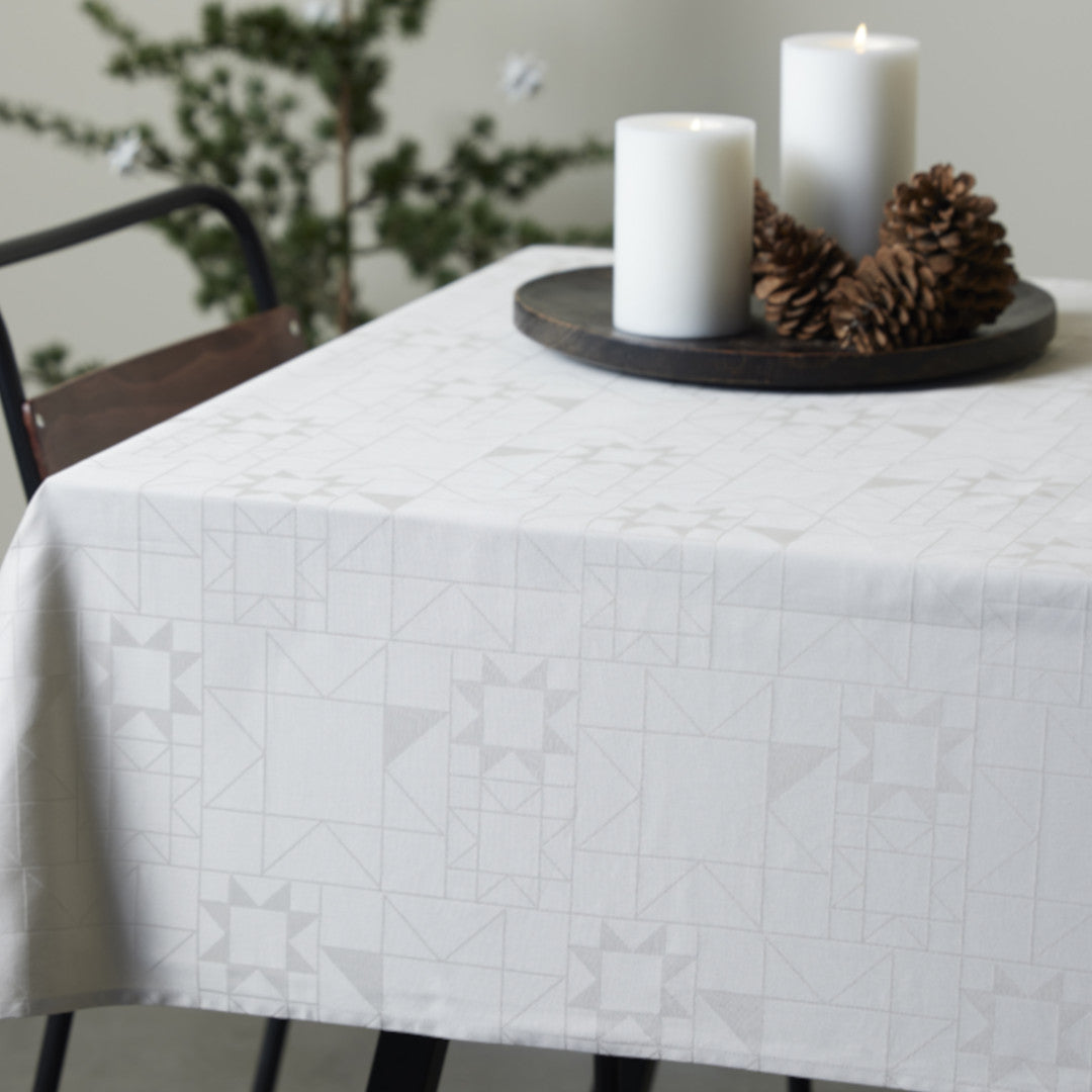 Ambienteaufnahme der Södahl Star Damask Beige Weihnachtstischdecke in weihnachtlicher Stimmung 140x270