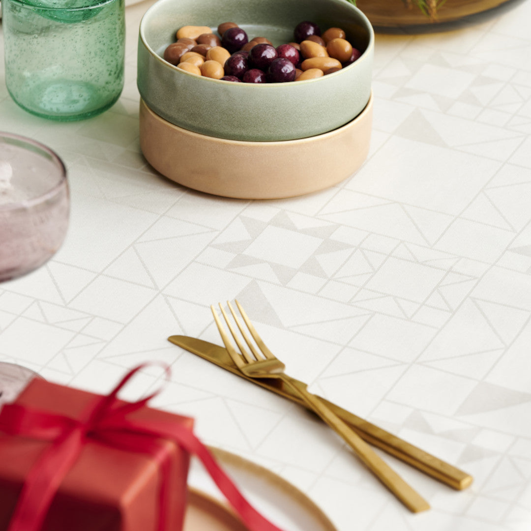 Nahaufnahme der Södahl Star Damask Beige Weihnachtstischdecke auf dem Tisch mit sichtbaren Details 140x270