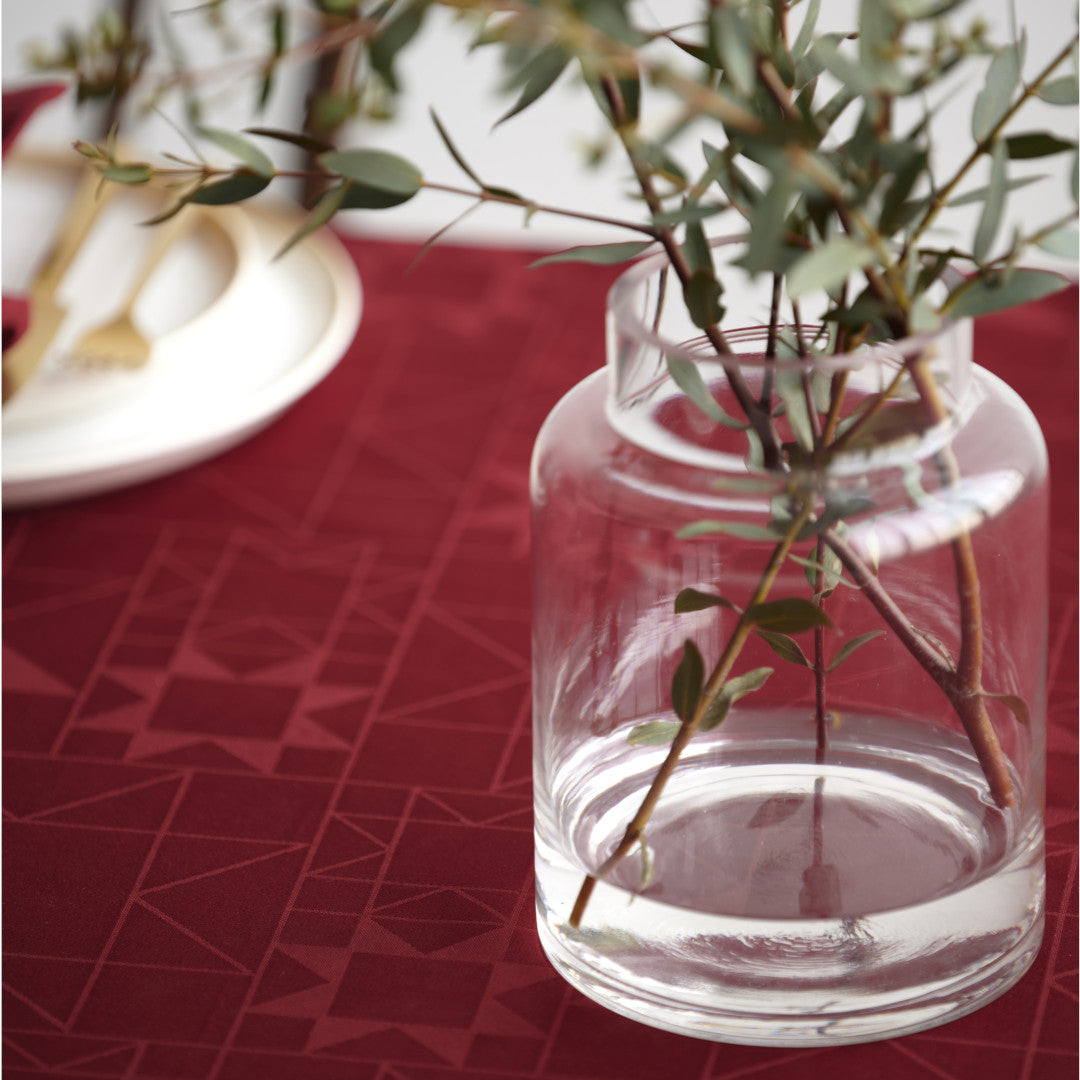 Nahaufnahme der Södahl Star Damask Weihnachtstischdecke Rot mit detailliertem Sternenmuster 140x270
