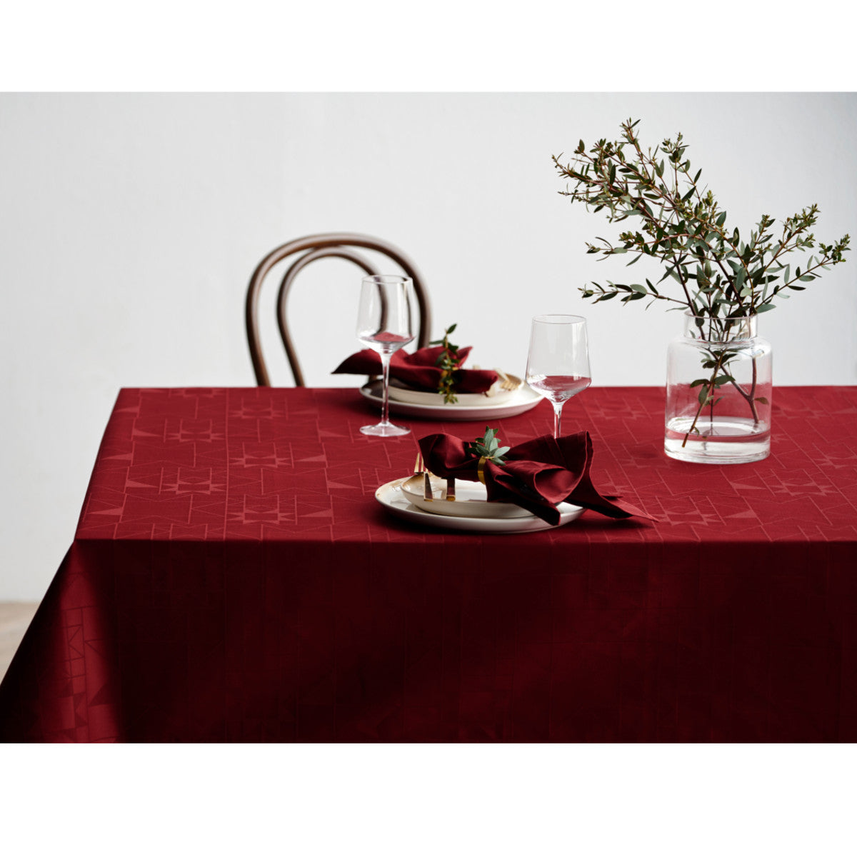 Södahl Star Damask Rot - Klassische Weihnachtstischdecke - damastgewebte abwaschbare Tischdecke mit rutschfester Unterseite, Ambienteaufnahme