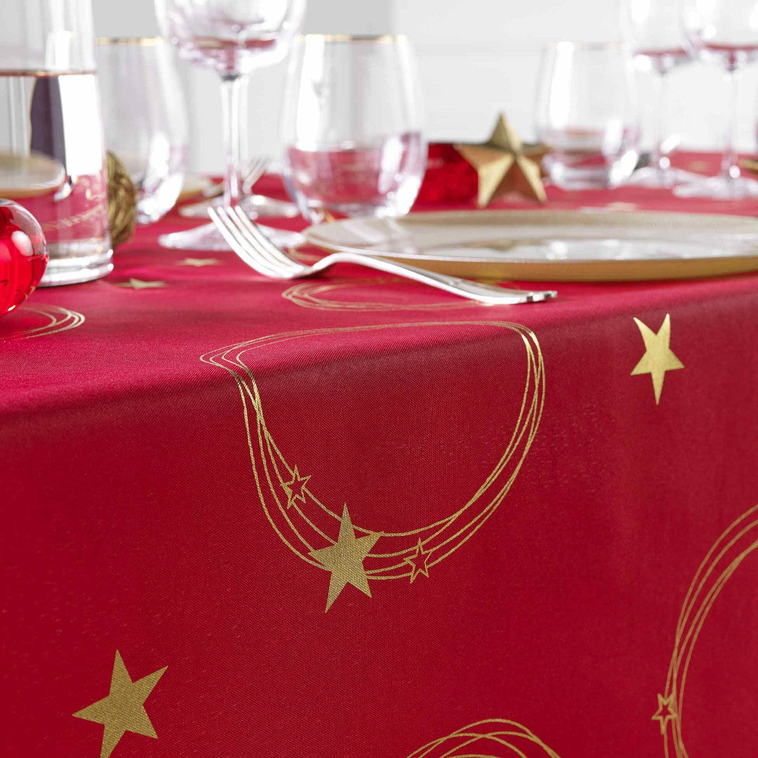 Star Metallic Print Rot/Gold - rote Weihnachtstischdecke mit Golddruck, 150 x 240 cm, Nahaufnahme