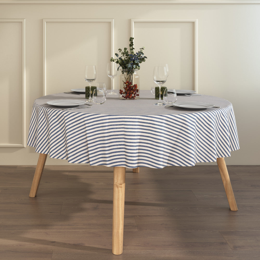 Ambienteaufnahme mit runder abwaschbarer Tischdecke – Querstreifen Blau