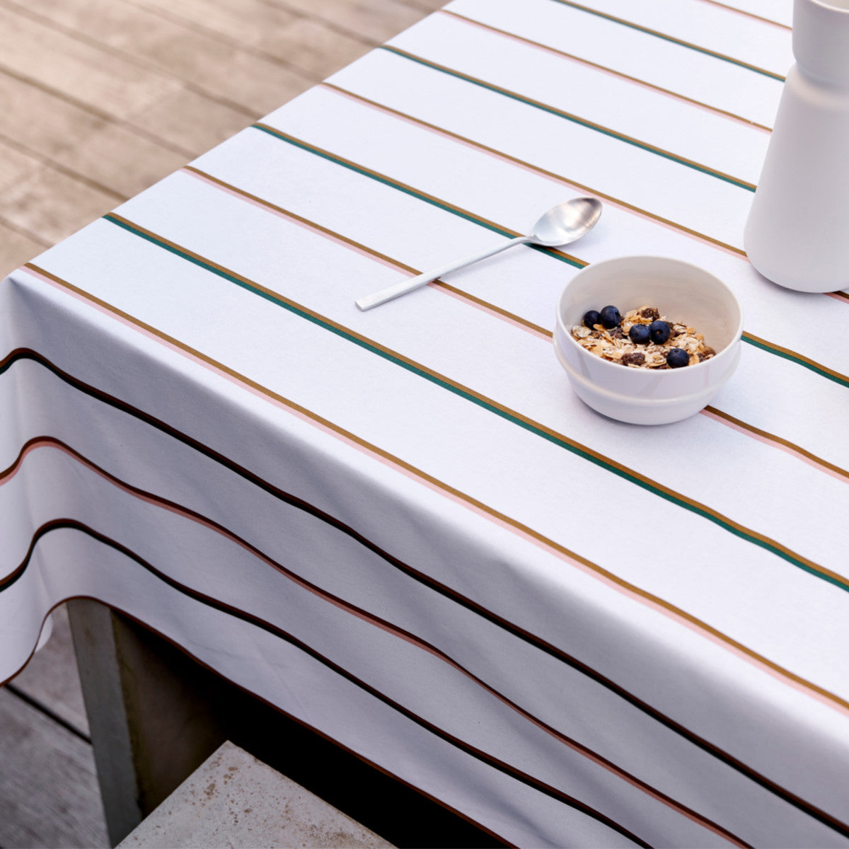 Stripe White - Södahl abwaschbare Tischdecke aus 100% Baumwolle mit rutschfester Unterseite