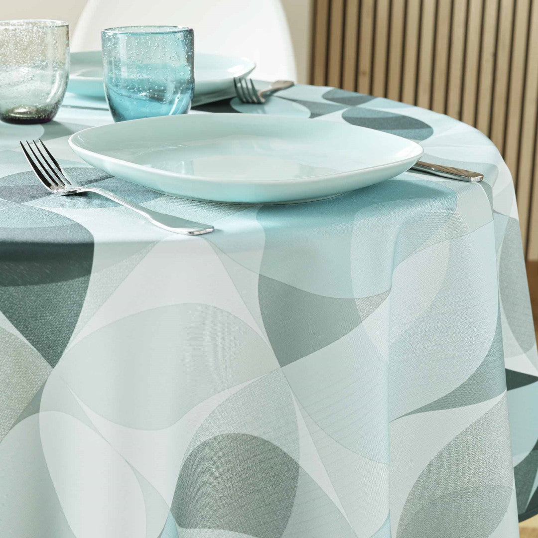 Detailaufnahme der Tessouro Sage Tischdecke mit gedecktem Geschirr