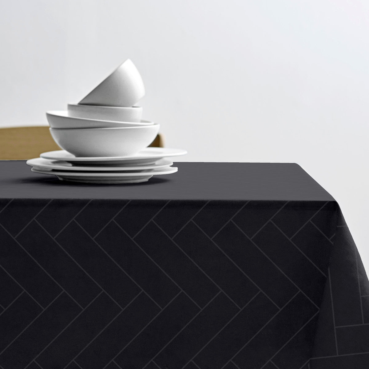 Södahl Tiles Ash dunkelgraue, klassisch damastgewebte abwaschbare Tischdecke auf dem Tisch