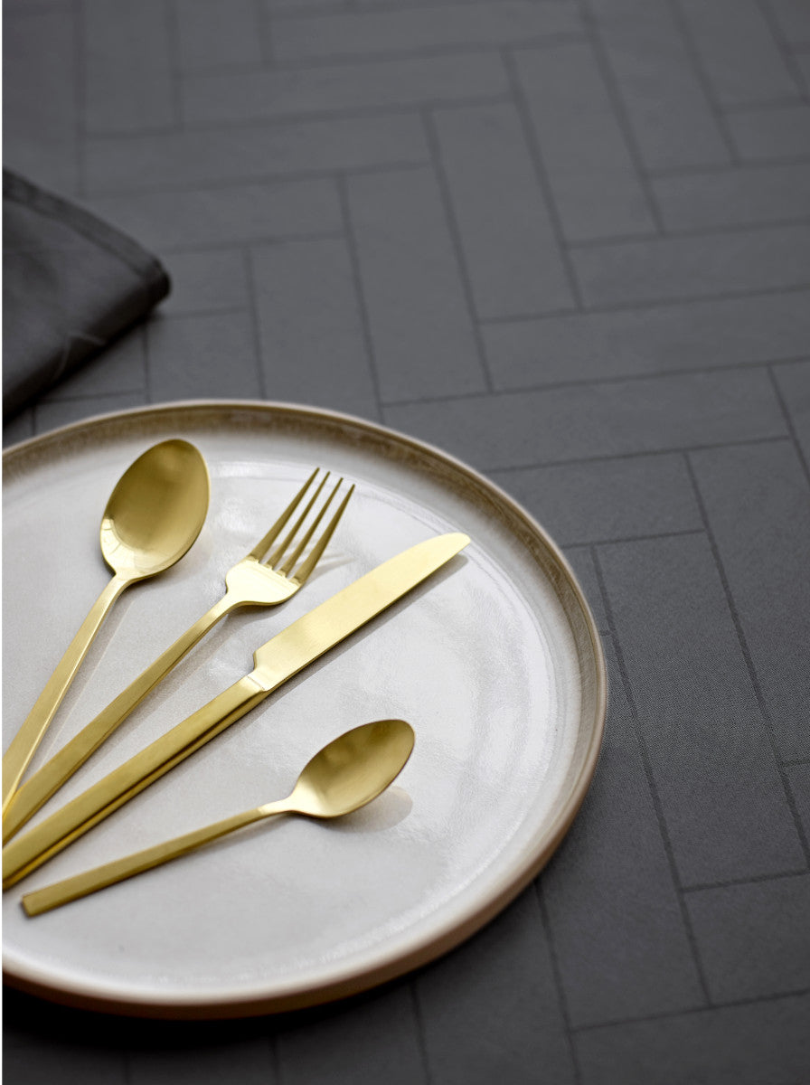 Södahl Tiles Ash dunkelgraue abwaschbare Tischdecke, Nahaufnahme mit Tischdekoration