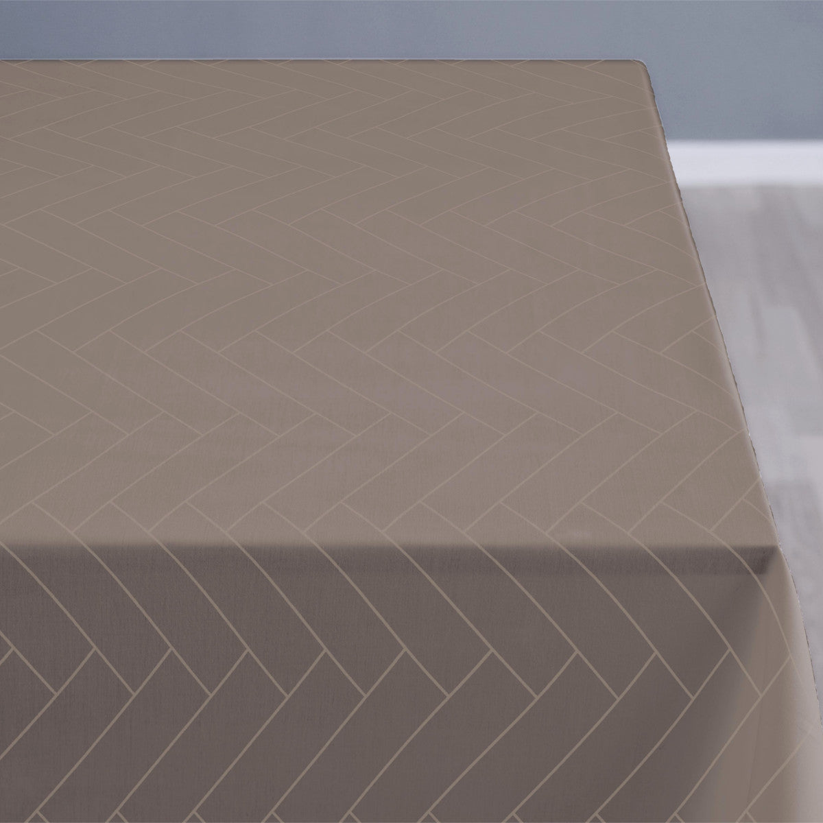 Södahl Tiles Taupe Graubraun, klassische damastgewebte abwaschbare Tischdecke mit rutschfester Unterseite